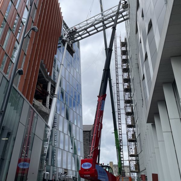 Verbindungsbrücke für Google in Dublin wird montiert